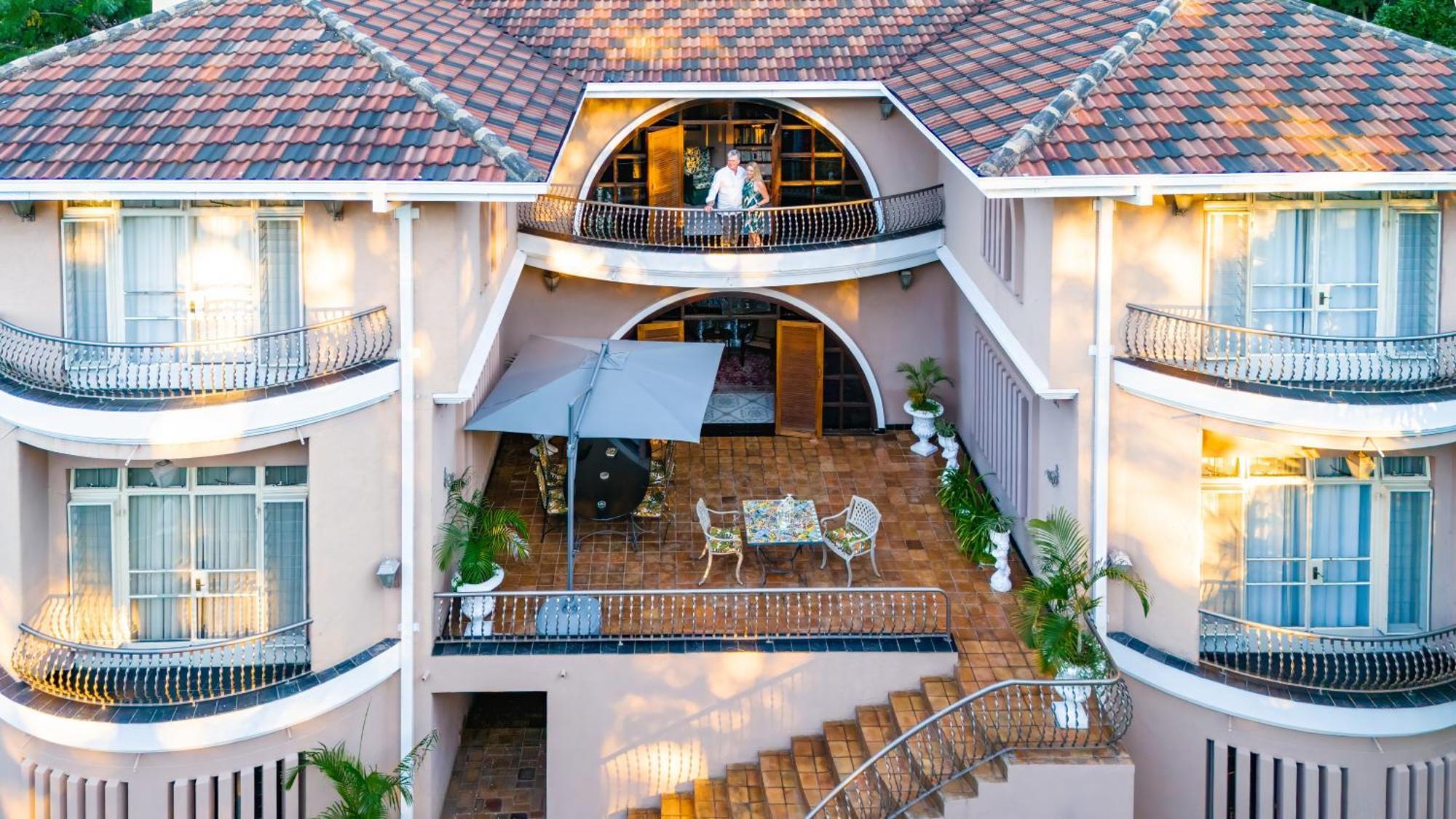 The Victorian Manor Bed & Breakfast วิกตอเรียฟอลส์ ภายนอก รูปภาพ