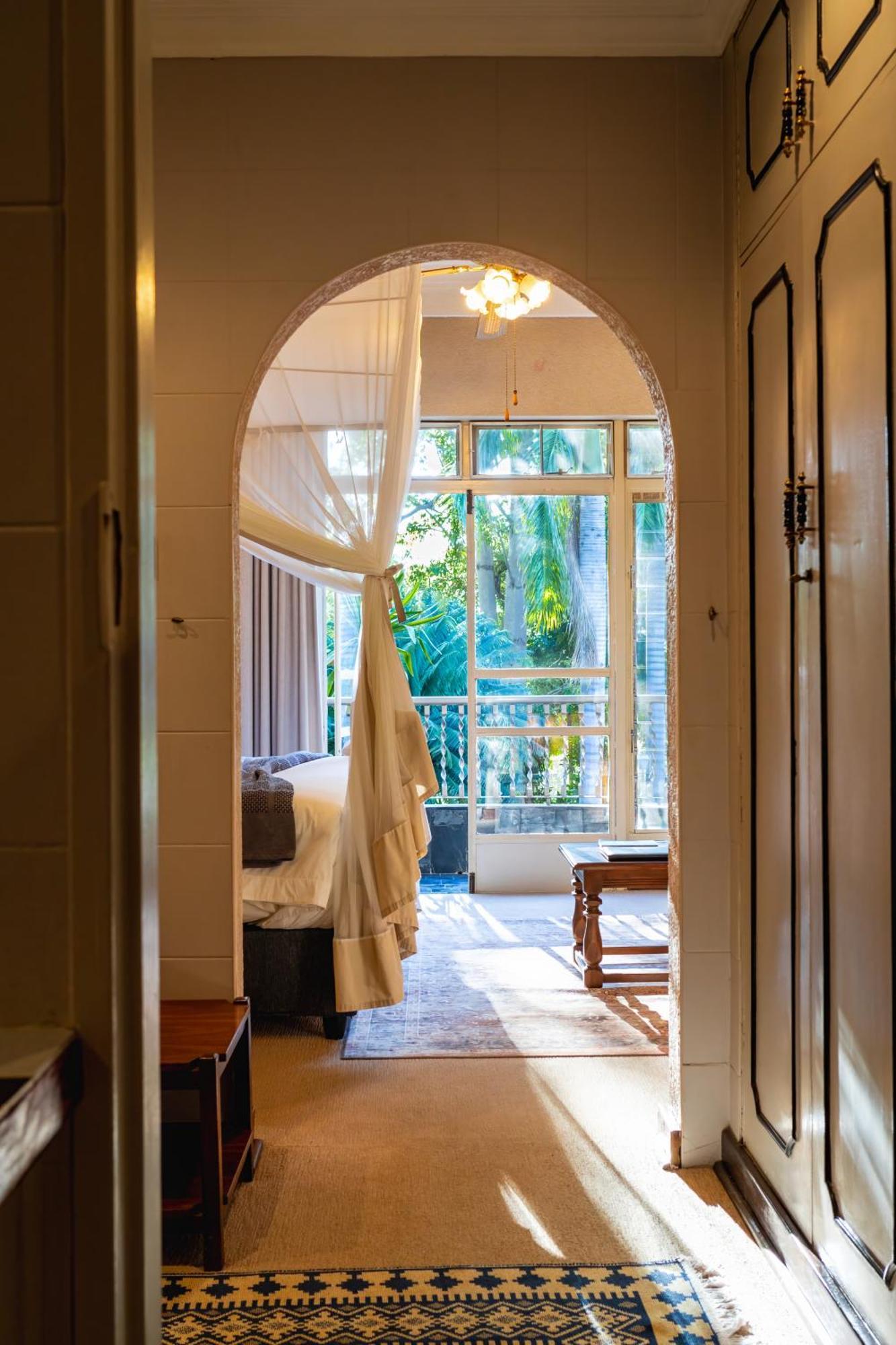 The Victorian Manor Bed & Breakfast วิกตอเรียฟอลส์ ภายนอก รูปภาพ