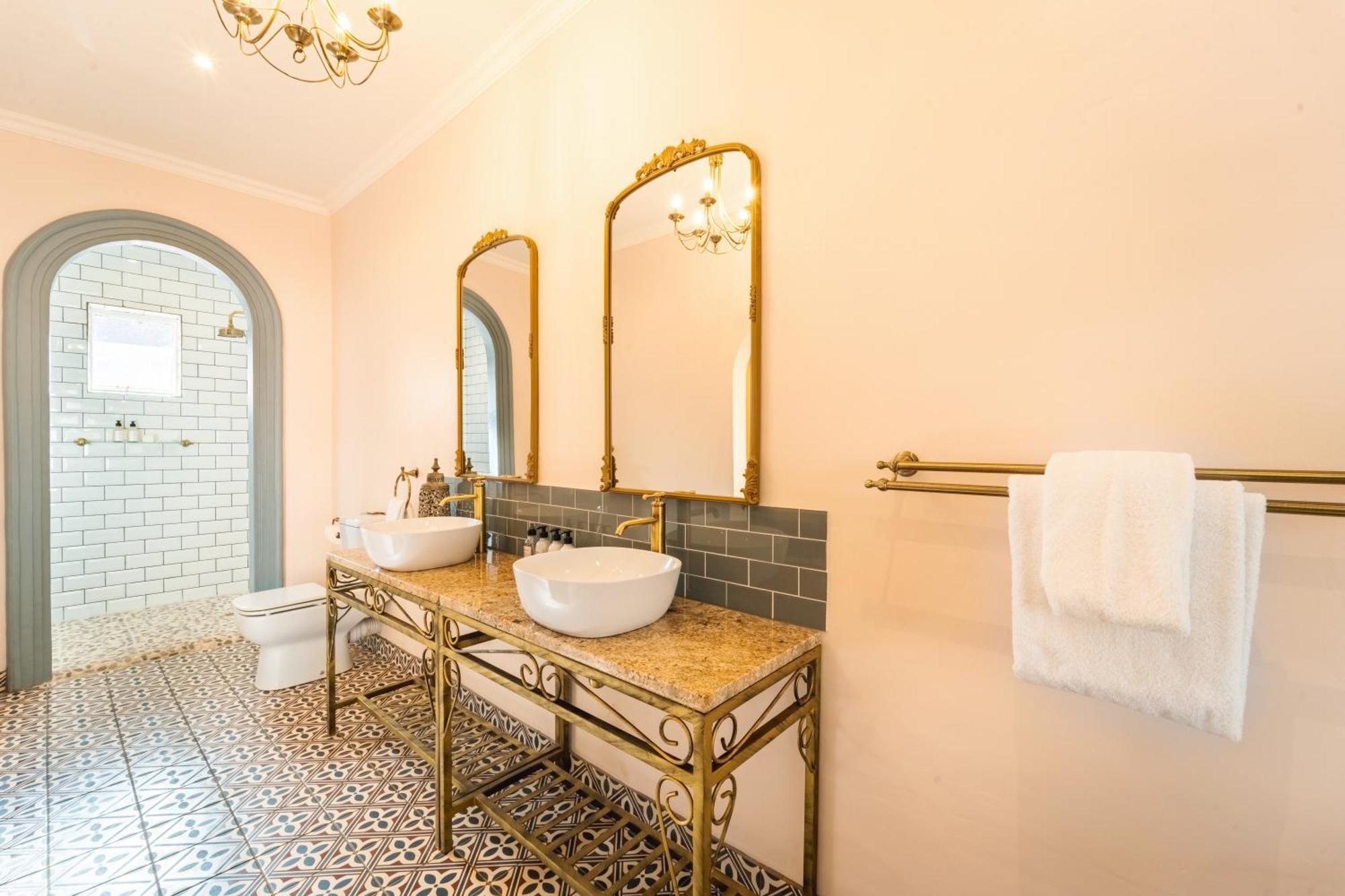 The Victorian Manor Bed & Breakfast วิกตอเรียฟอลส์ ภายนอก รูปภาพ