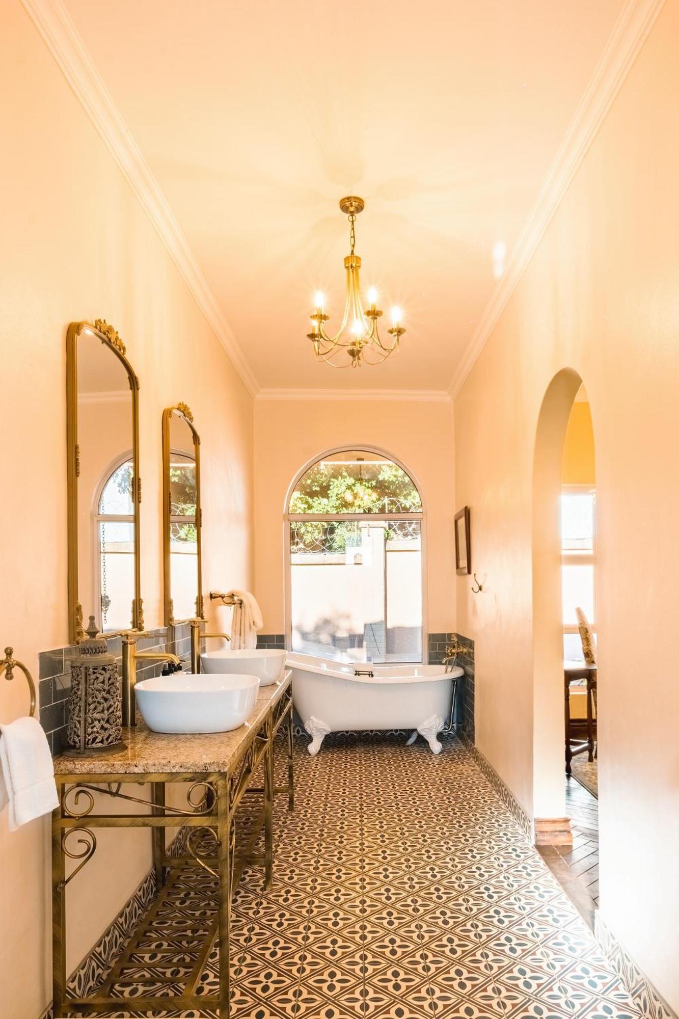The Victorian Manor Bed & Breakfast วิกตอเรียฟอลส์ ภายนอก รูปภาพ