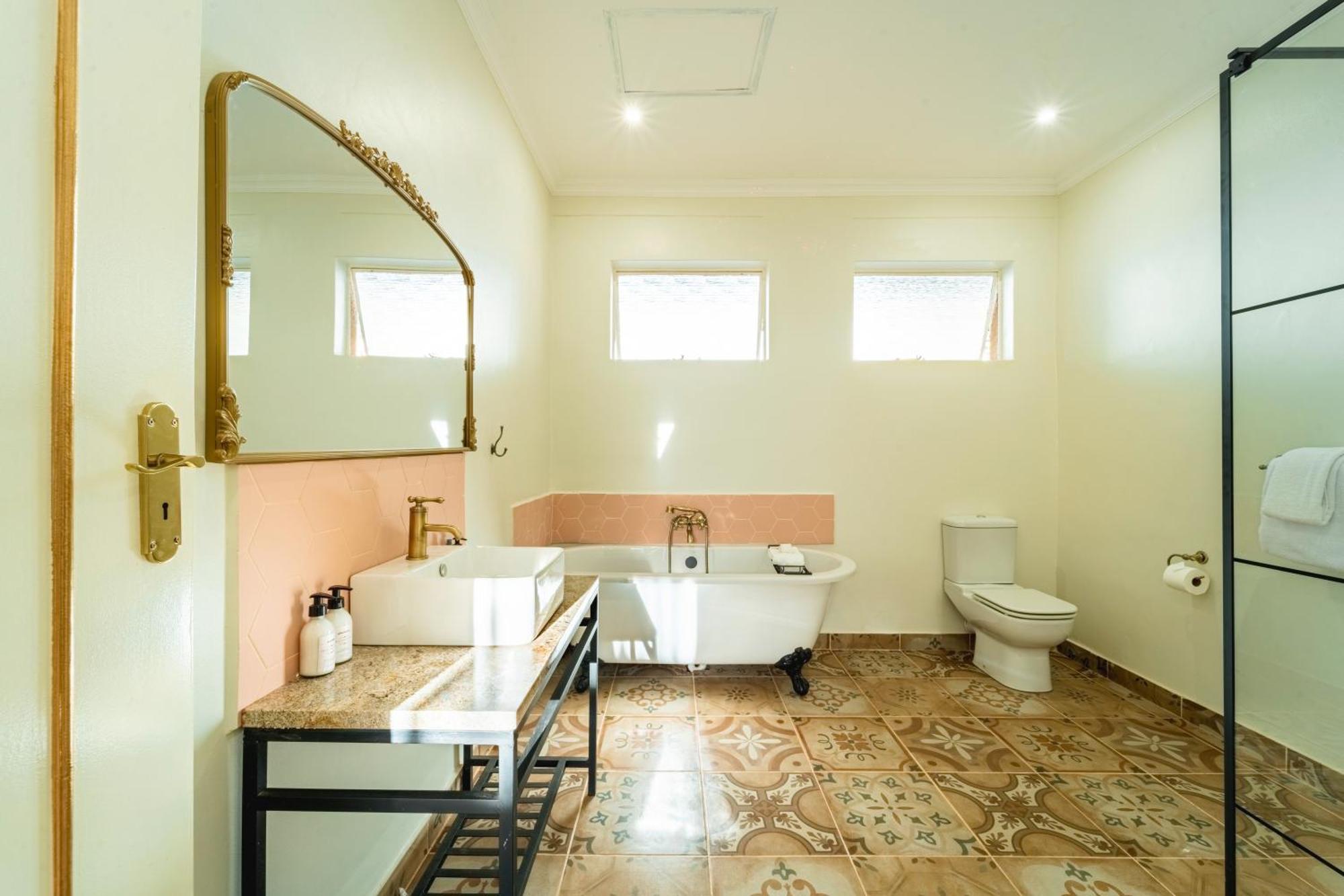 The Victorian Manor Bed & Breakfast วิกตอเรียฟอลส์ ภายนอก รูปภาพ