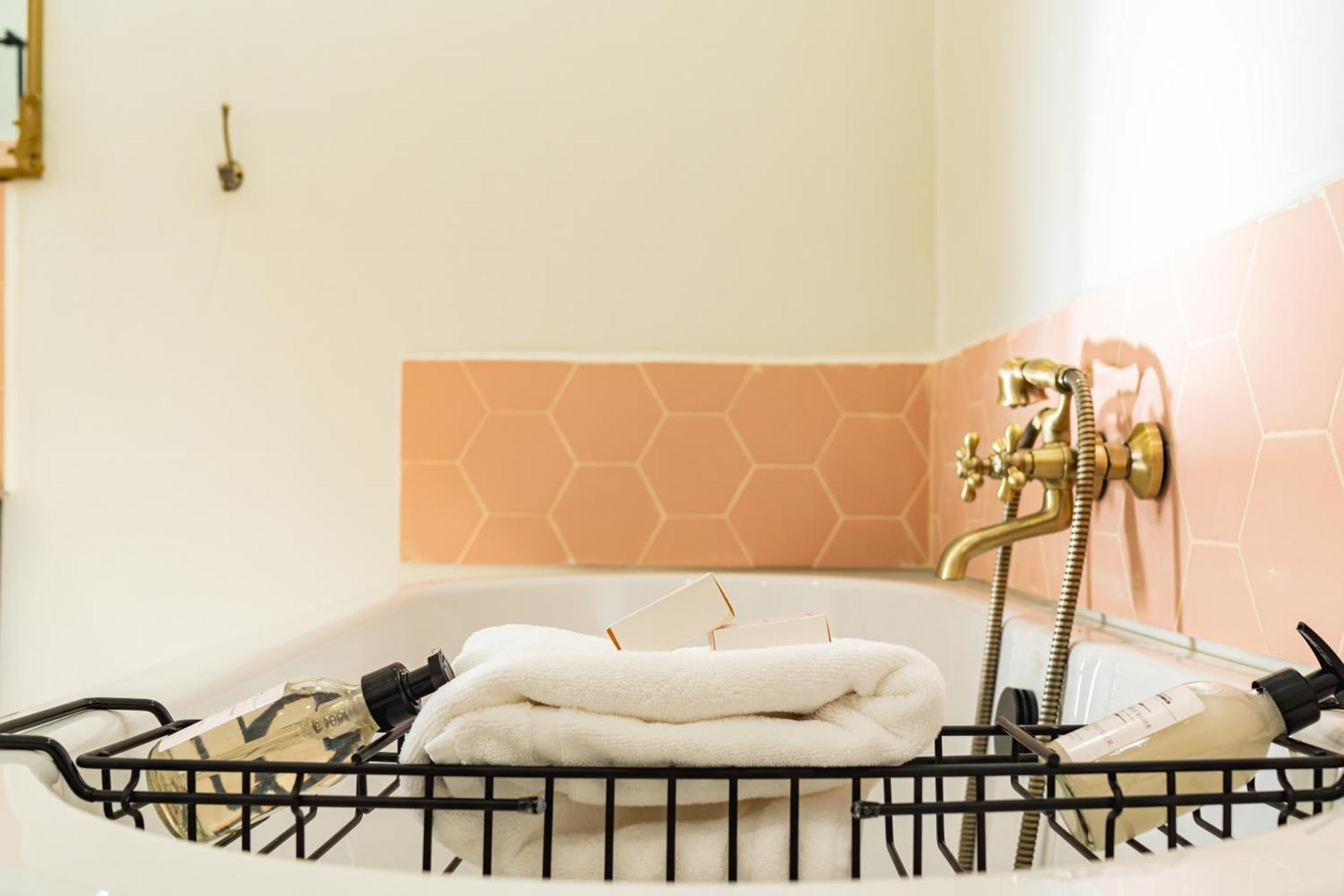 The Victorian Manor Bed & Breakfast วิกตอเรียฟอลส์ ภายนอก รูปภาพ
