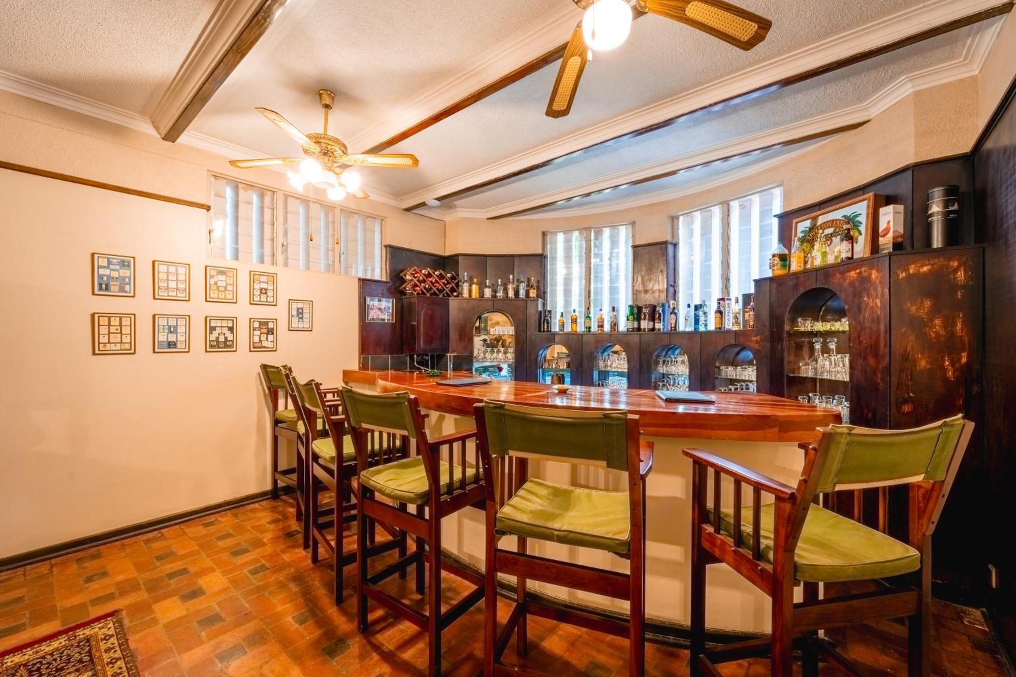 The Victorian Manor Bed & Breakfast วิกตอเรียฟอลส์ ภายนอก รูปภาพ